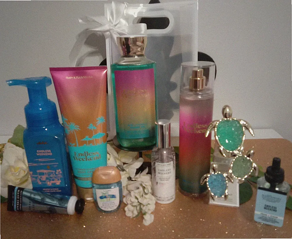 Bath & Body Works Endless Weekend 8 pc set with gift bag Retired scent with plug